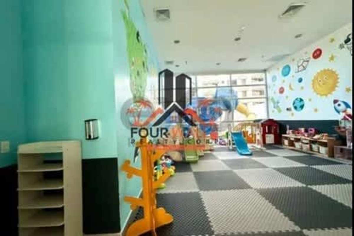 Spacious equipped gym with wall mirrors and machines PH White Tower Panama