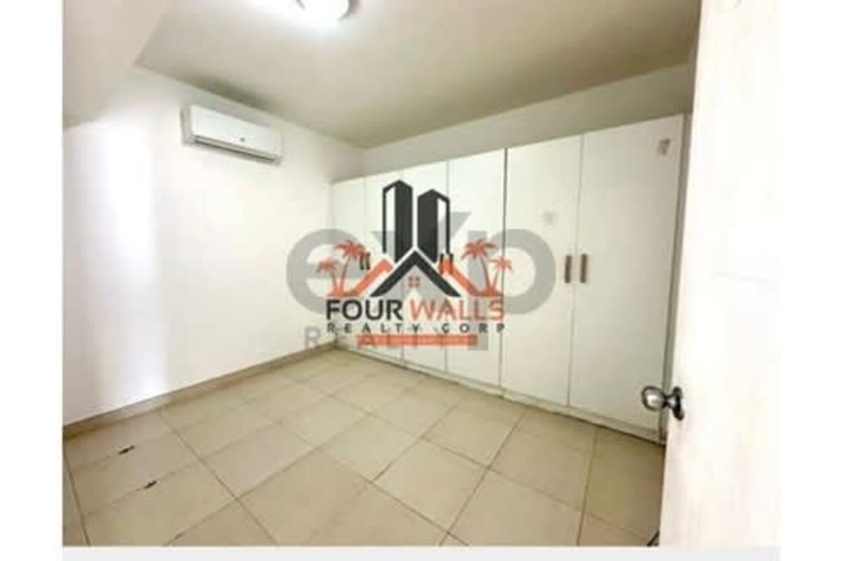 Master suite with sea view, walk-in closet, ensuite bath in PH White Tower Panama