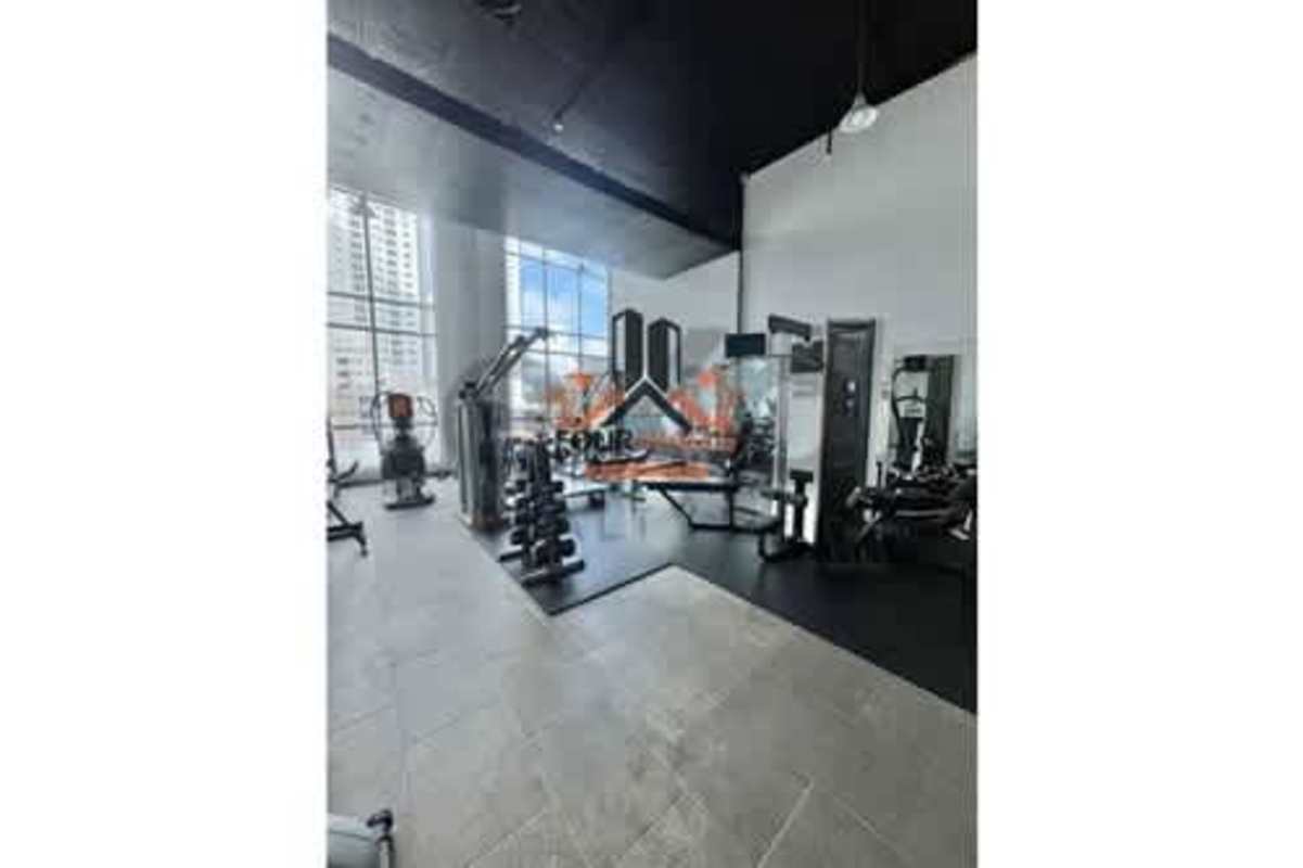 Spacious master bedroom with walk-in closet windows PH Quartier 74 San Francisco Panama