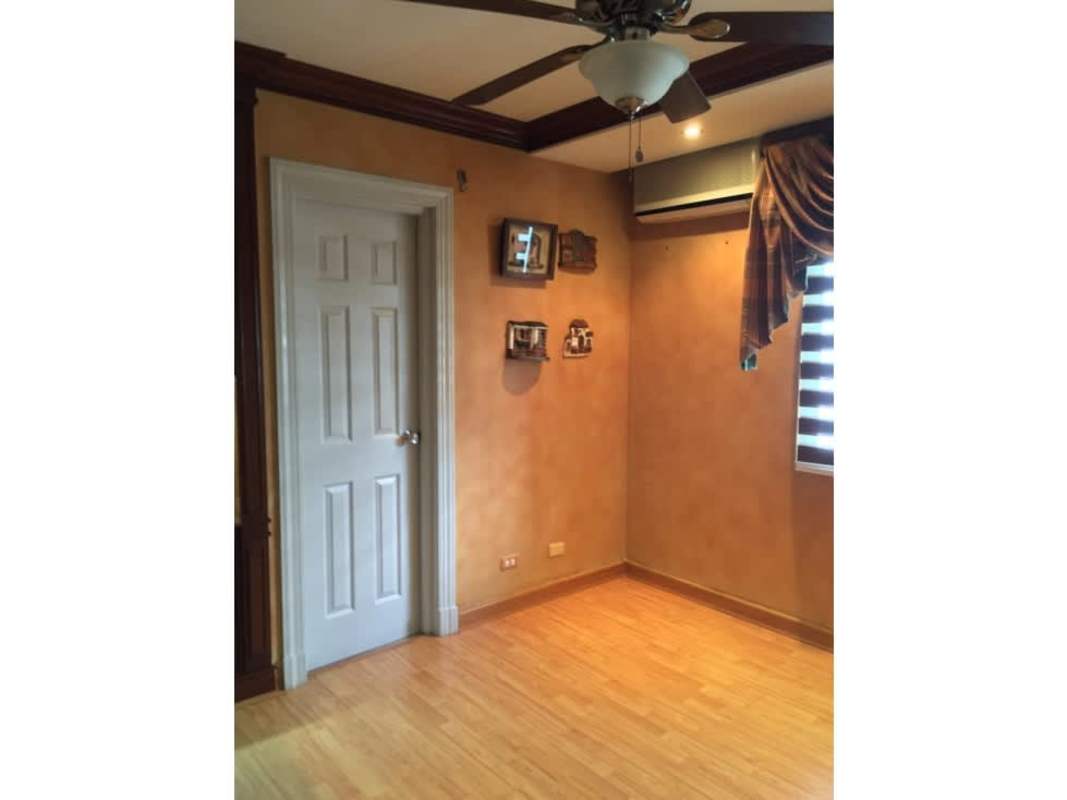 Spacious bedroom with city views, AC, and ensuite bathroom in PH Brisas Obarrio Panama