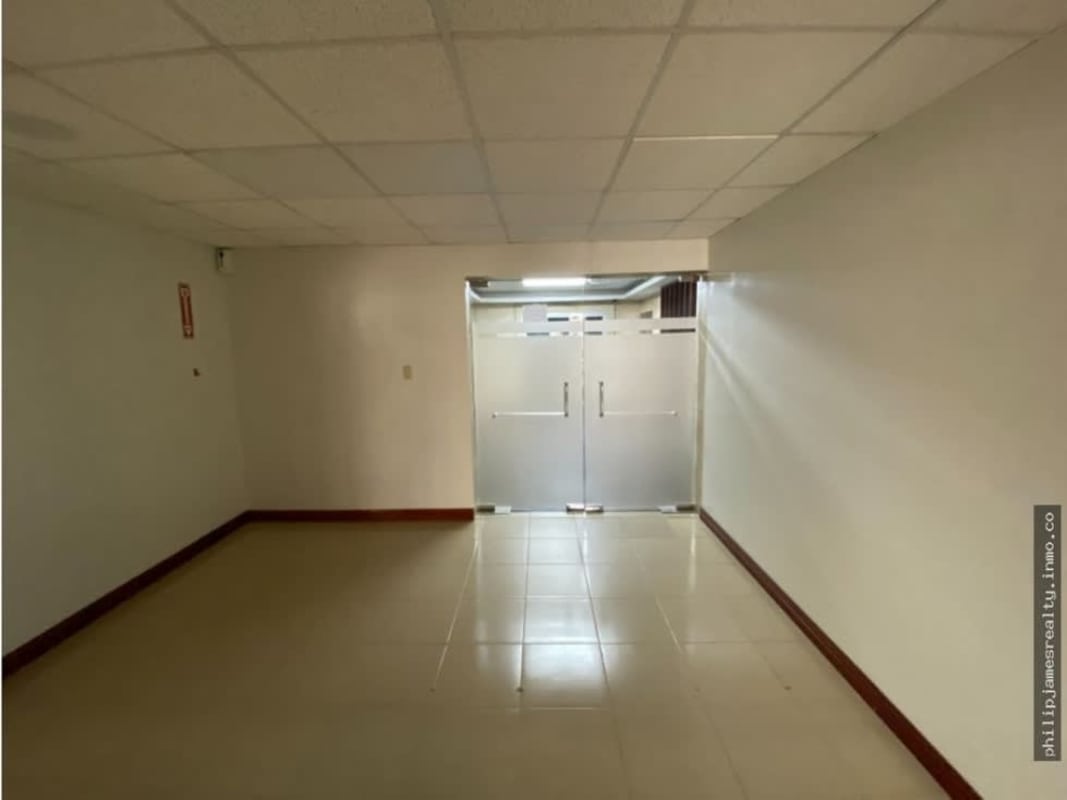 Glass-partitioned meeting room space available for rent at Vallarino Tower on Calle 50, Panama