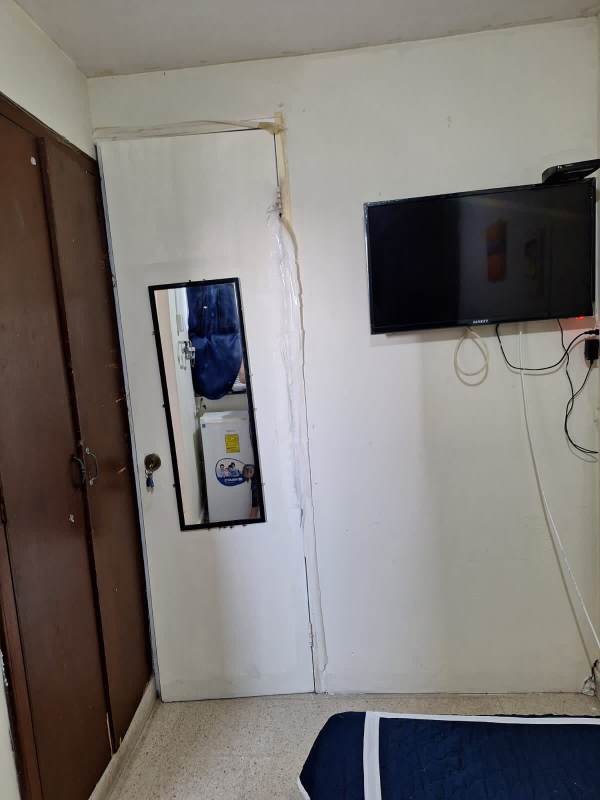 Small room with double bed, mount TV, closet, window at PH El Carmen 55 Panama