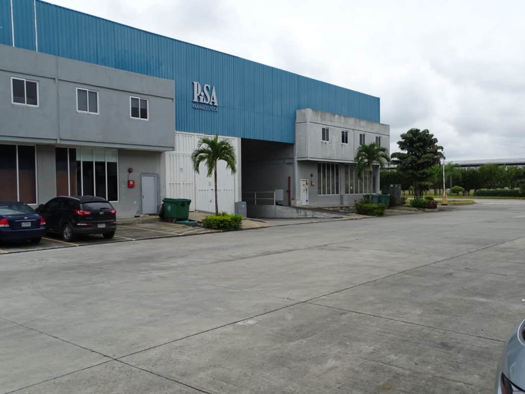 Warehouse with container loading dock and spacious access in Pacora Panama