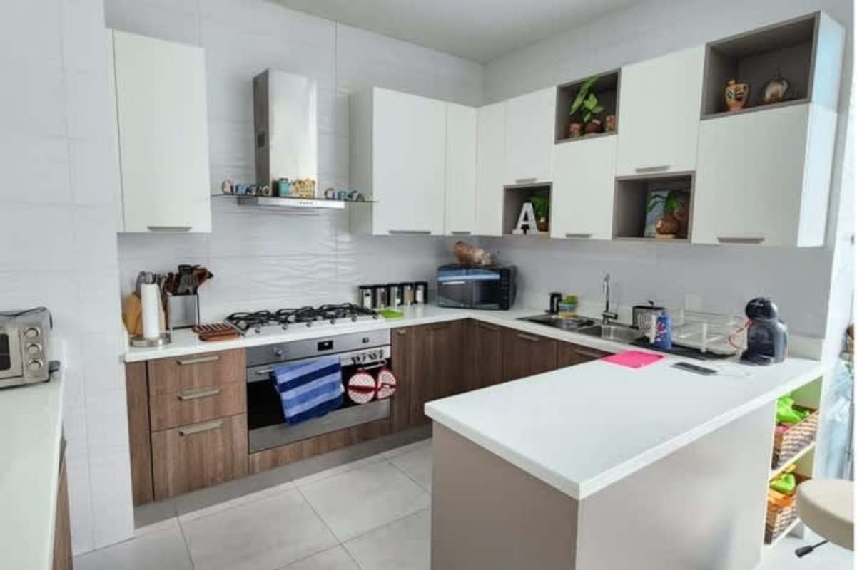 Modern luxury bathroom with double sink marble, bathtub and walk-in shower PH Regalia Panama