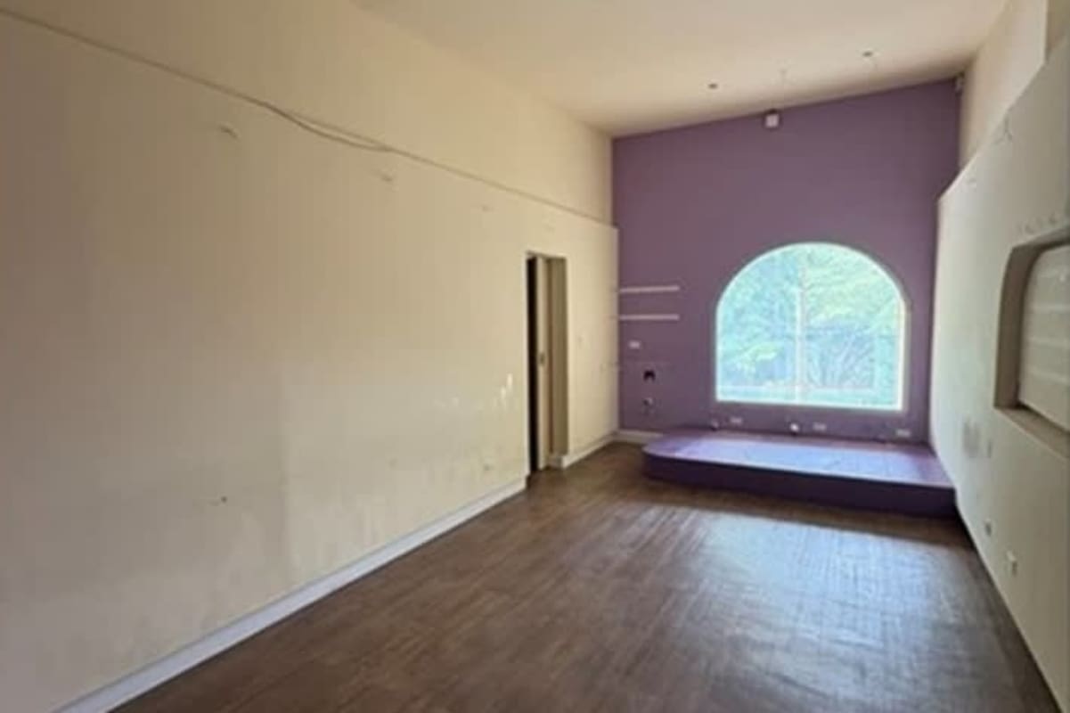 Spacious empty rental space with high ceilings for salon in PH Allegra San Francisco Panama