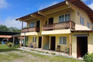 Large backyard with bohío covered patio and lawn at Nueva Gorgona building