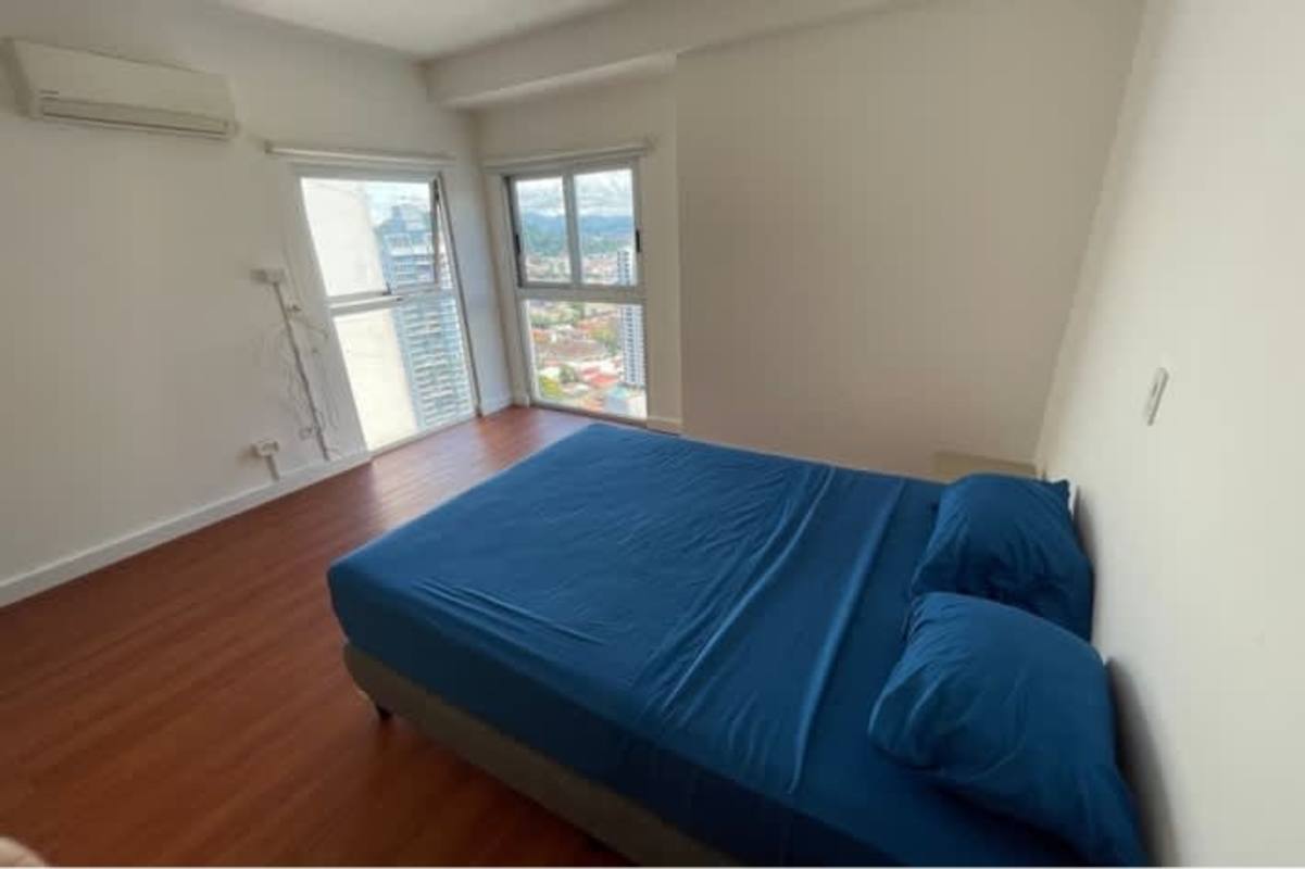Minimalist second bedroom with large windows and city views in PH White Tower Avenida Balboa Panama