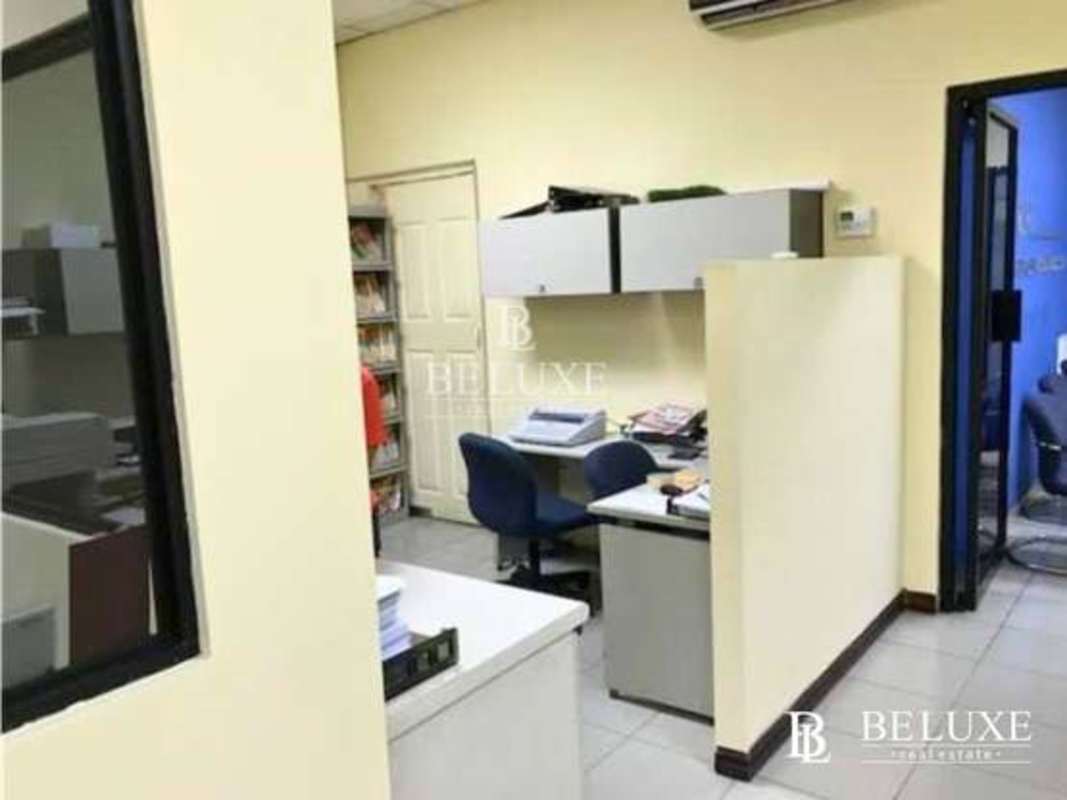 Enclosed private office rooms with desks, shelving, and glass walls in PH Mall 50 Panama City