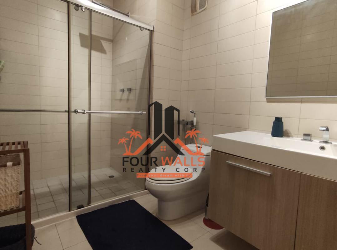 Open concept kitchen with modern finishes PH White Avenida Balboa Panama