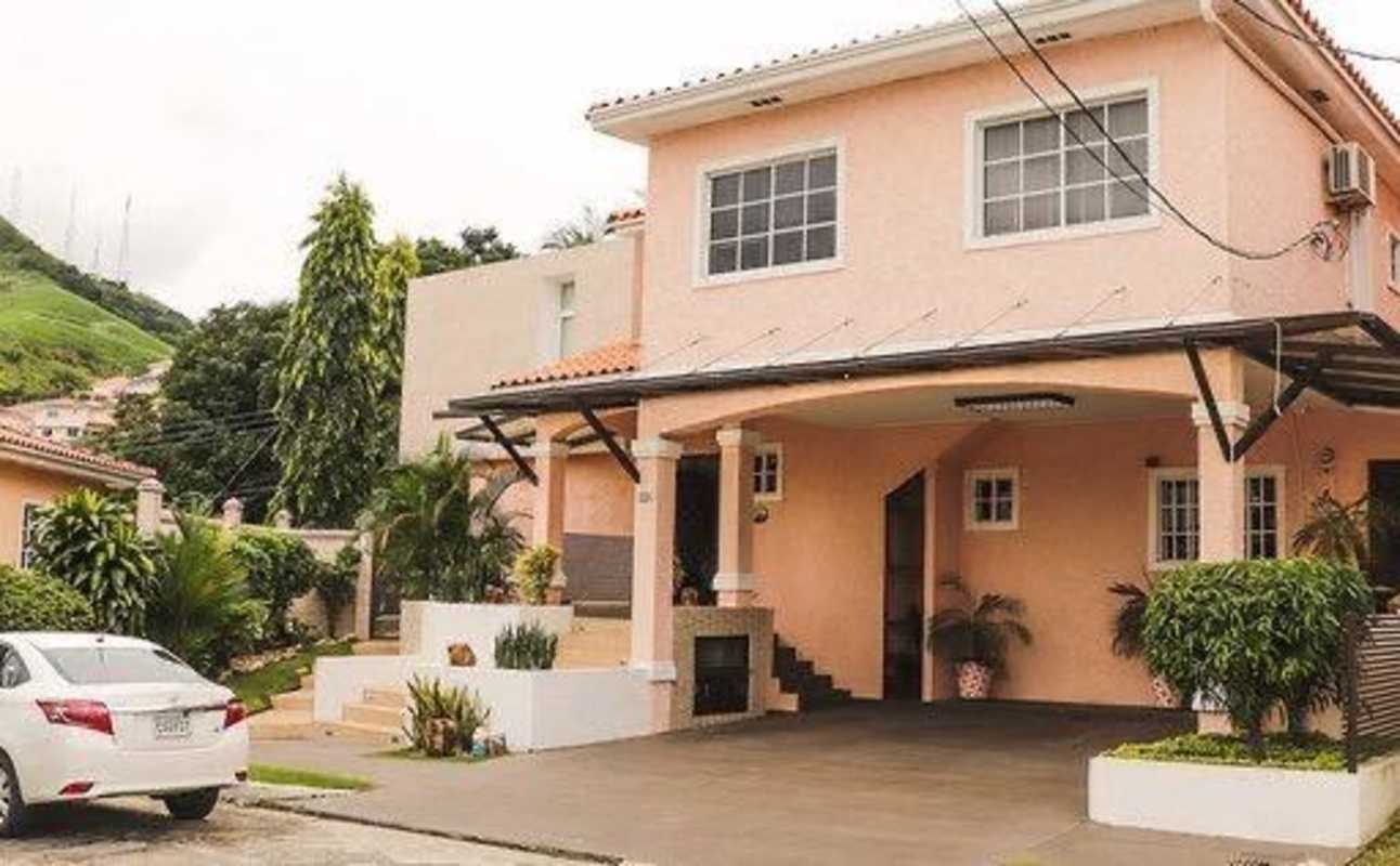 Two-story Mediterranean house with pink facade, terracotta roof and driveway in Fuente del Fresno