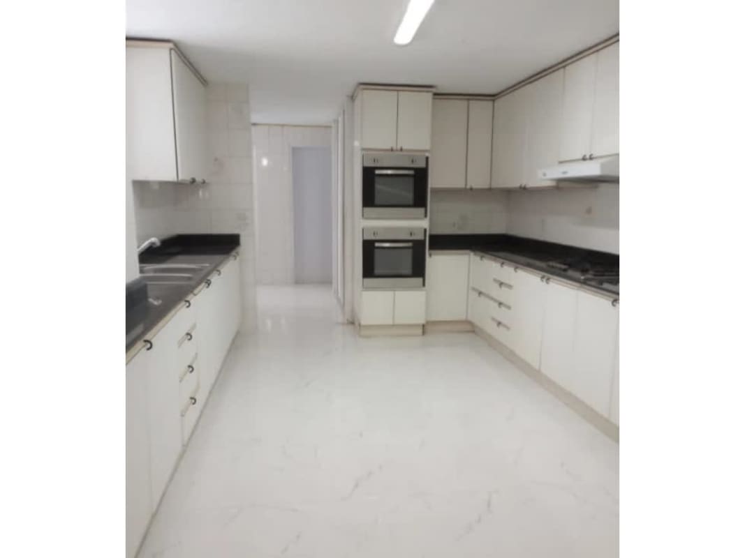 Spacious bedroom marble floors mirrored closets sliding balcony doors PH Tamanaco Punta Paitilla