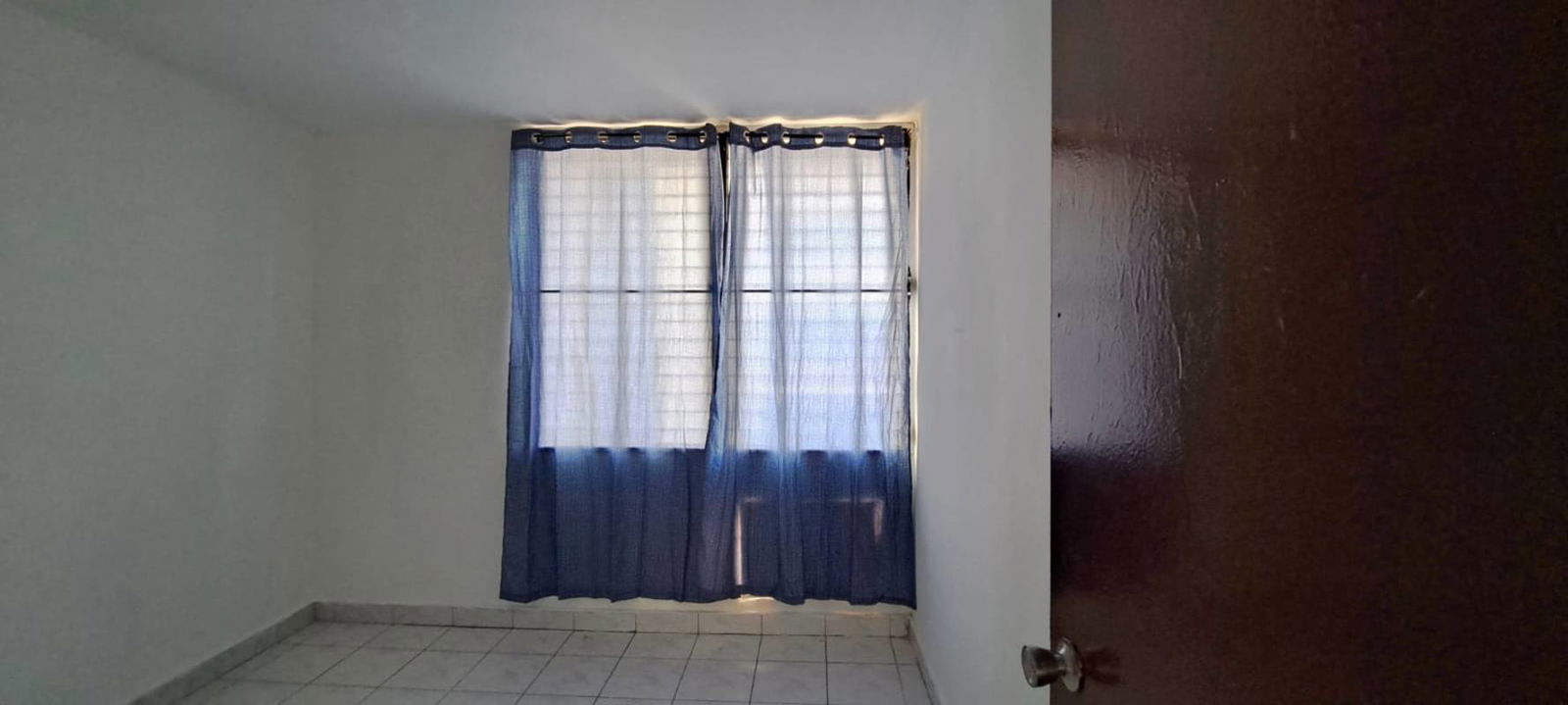 Bedroom with window, tiled floor and city views at PH Parque Lefevre
