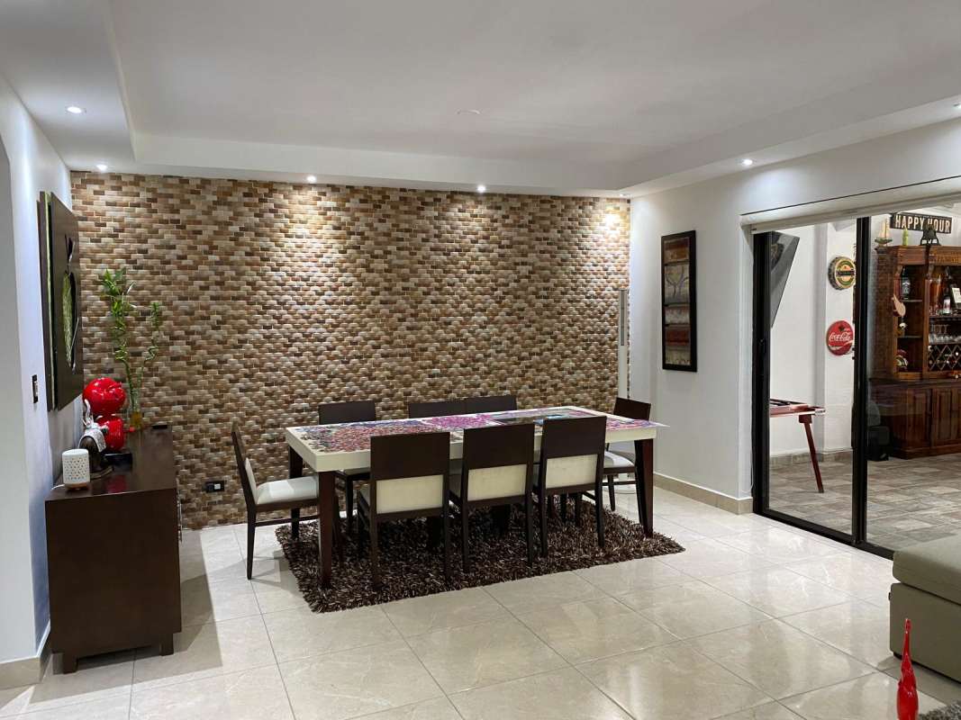 Modern staircase with stone wall and decorative mirror Residencial Versalles Juan Díaz Panama