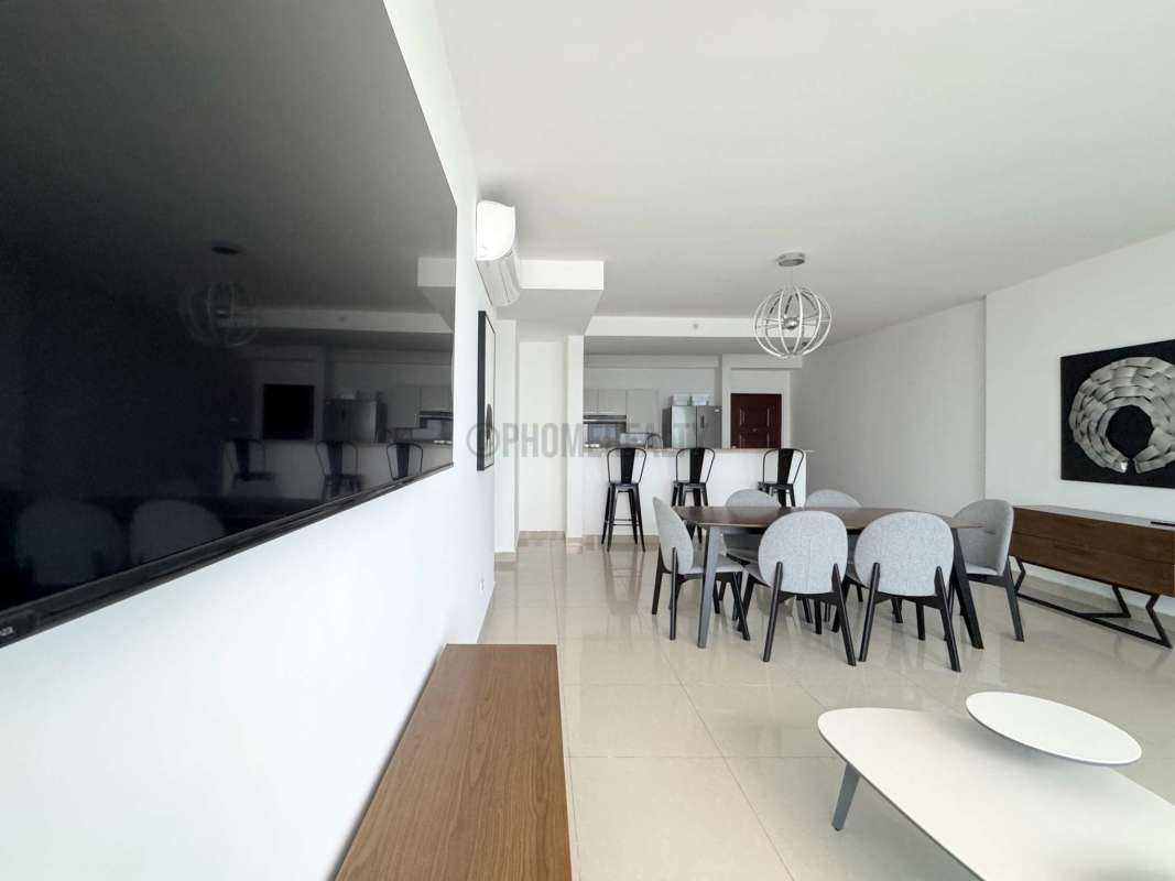 Secondary bedroom with large windows, built-in closet, tile floors in PH Costa del Este Panama