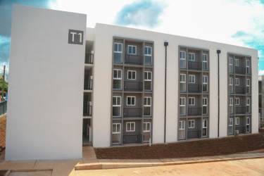 Bright bedroom with tiled floor and window in PH Valle del Río Puerto Caimito Panama