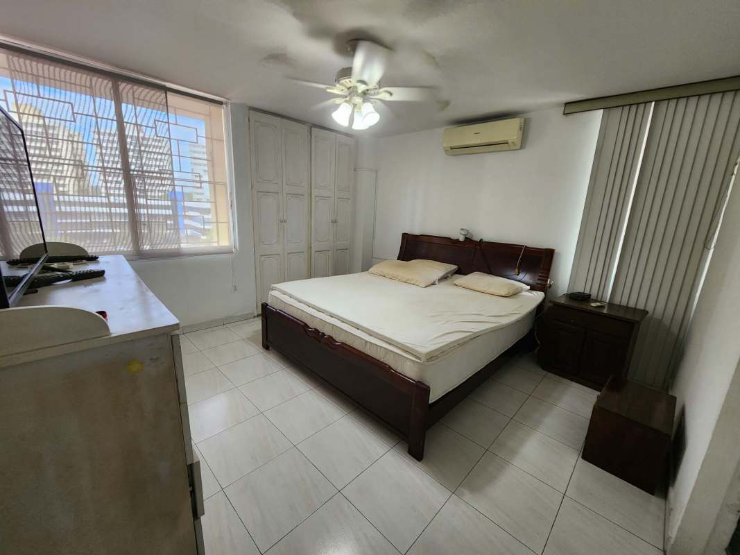 Traditional bedroom with built-in closet, ceiling fan and AC in PH Fuente de Trevi Panama