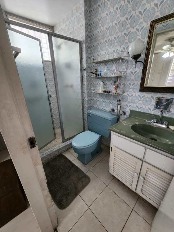 Vintage bathroom with blue toilet and patterned tiles PH Fuente de Trevi Panama City