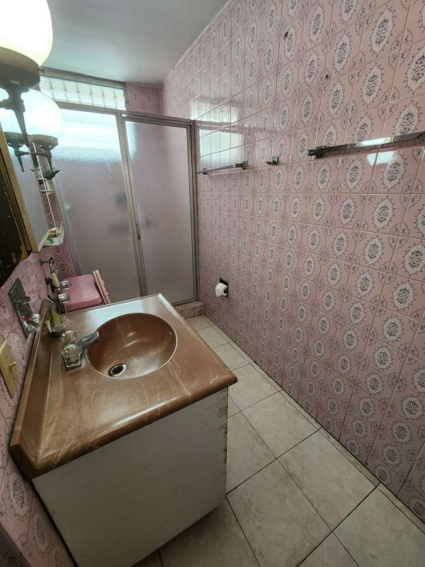 Bathroom with pink tiles and frosted glass shower PH Fuente de Trevi Villa de las Fuentes Panama City