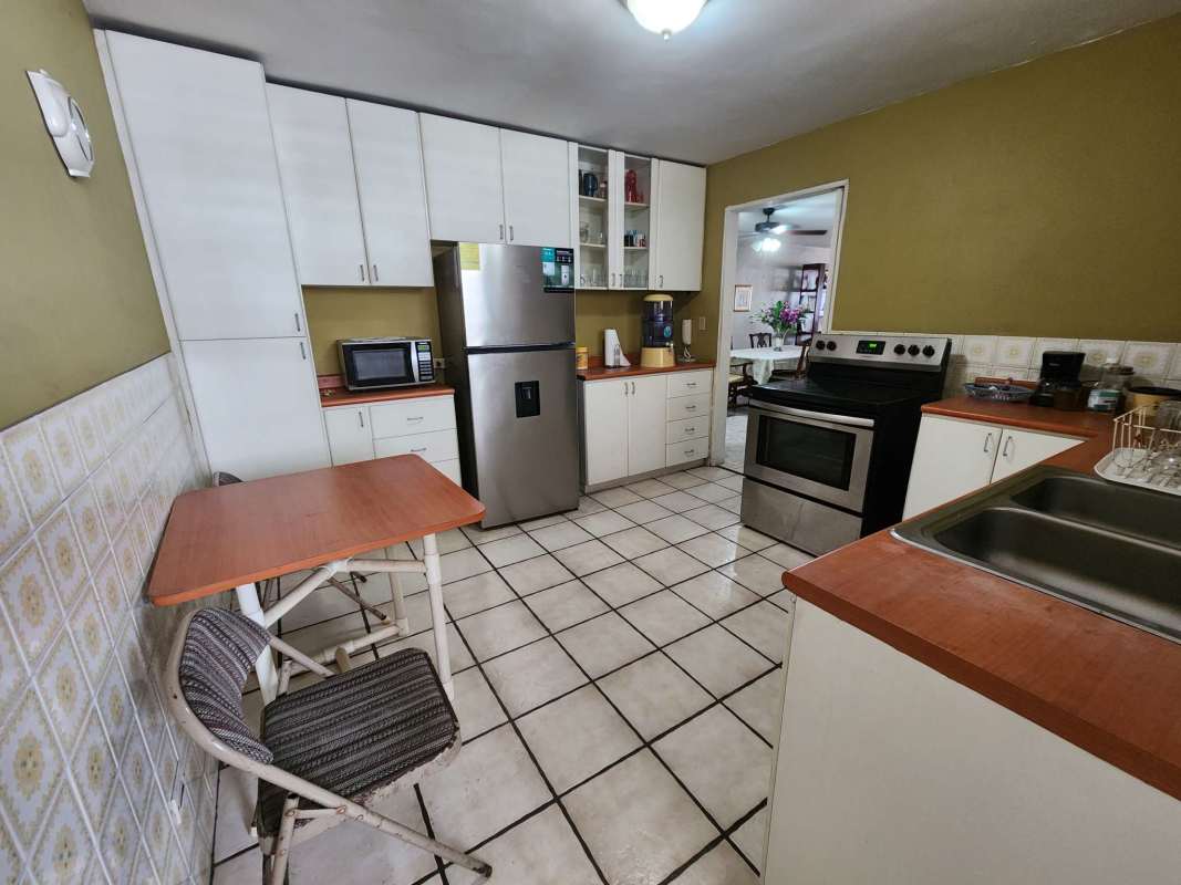 Kitchen with refrigerator, stove and cabinets PH Fuente de Trevi Panama City