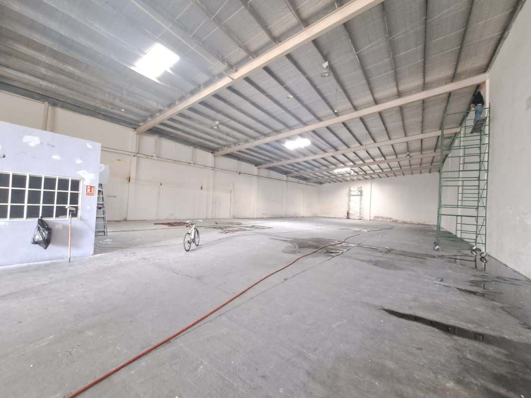 High ceiling industrial warehouse with concrete floor, metal roof, internal office partitions Panama City