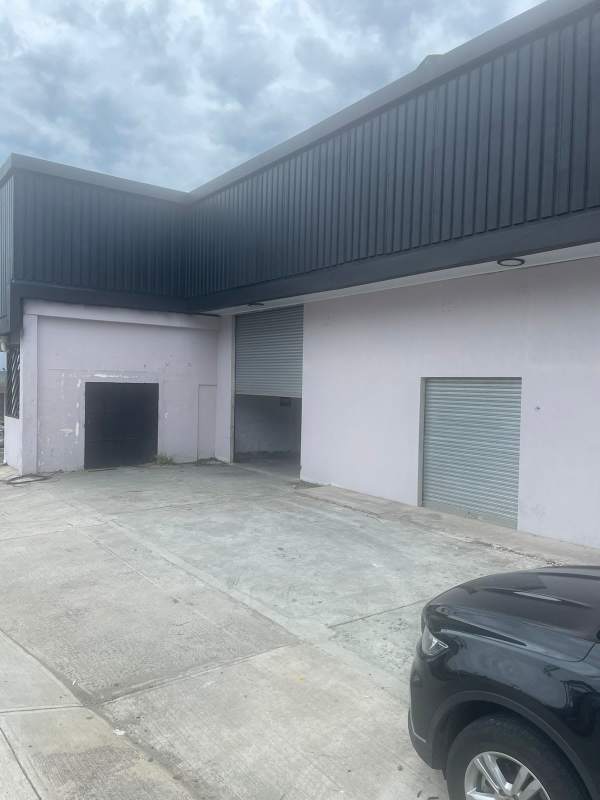 Loading dock area of industrial warehouse with overhang roof Betania Panama