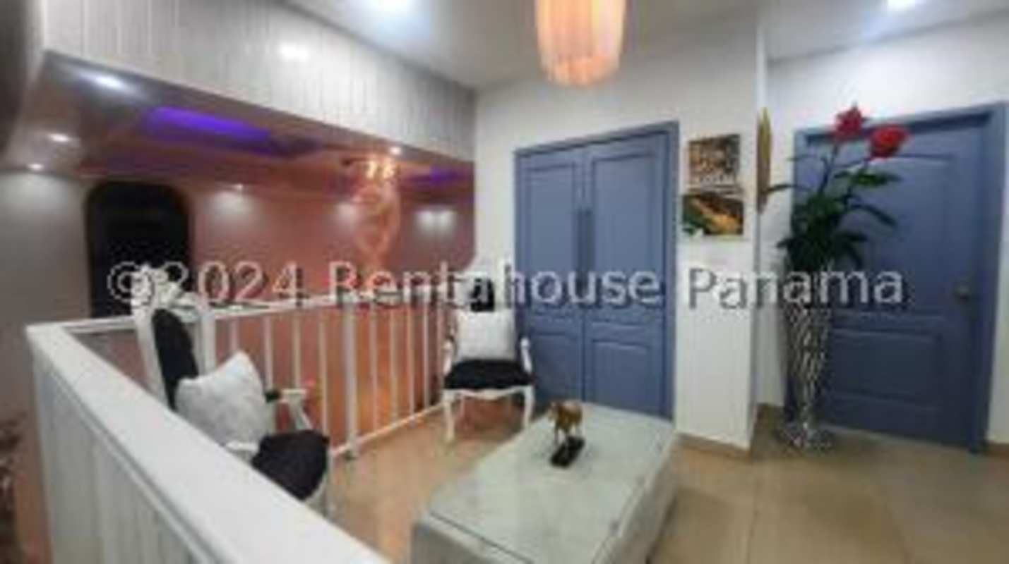 Spacious kitchen with granite countertops and modern appliances in a house Altos de Panamá