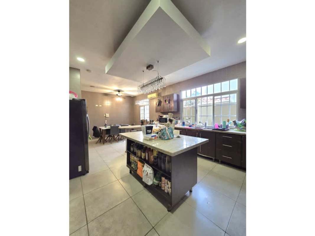 Luxury 4BR House in Gated Condado del Rey Altos de Panamá