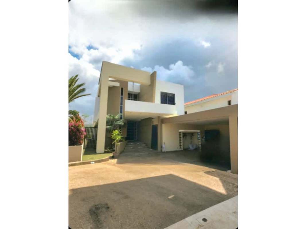 Two-story luxury house with large balcony, covered parking, modern design in Altos de Panamá Condado del Rey