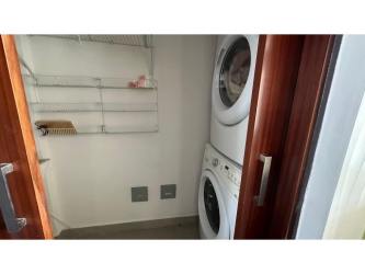 Double-height ceiling living room in PH Mosaic Panama Pacifico with lots of light