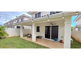 Bedroom featuring ceiling fan, AC and closet in Panama house for rent