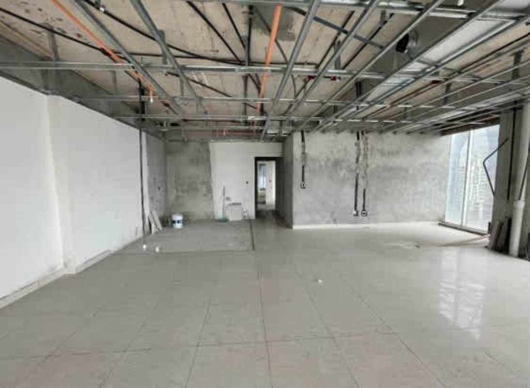 Large unfinished commercial office unit with full window exposure and tiled floors at PH BICSA Panama