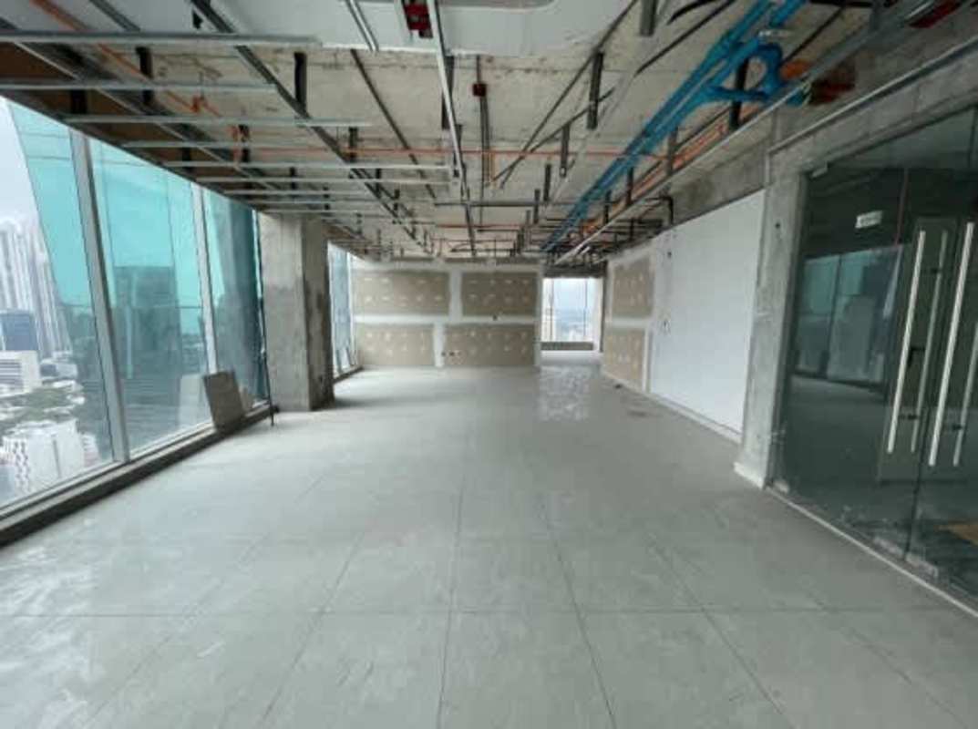 Unfinished office floor with floor-to-ceiling glass windows overlooking city skyline in PH BICSA Obarrio Panama