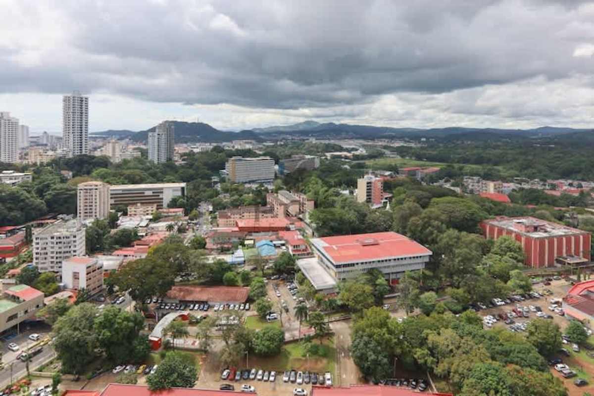Master bedroom with closet and en suite bathroom PH Van Gogh El Cangrejo