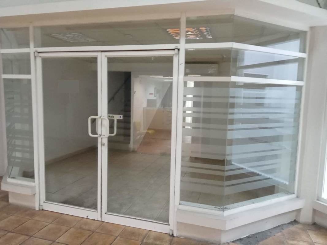 Interior with tiled floor and staircase inside commercial space Plaza Camino de Cruces El Dorado