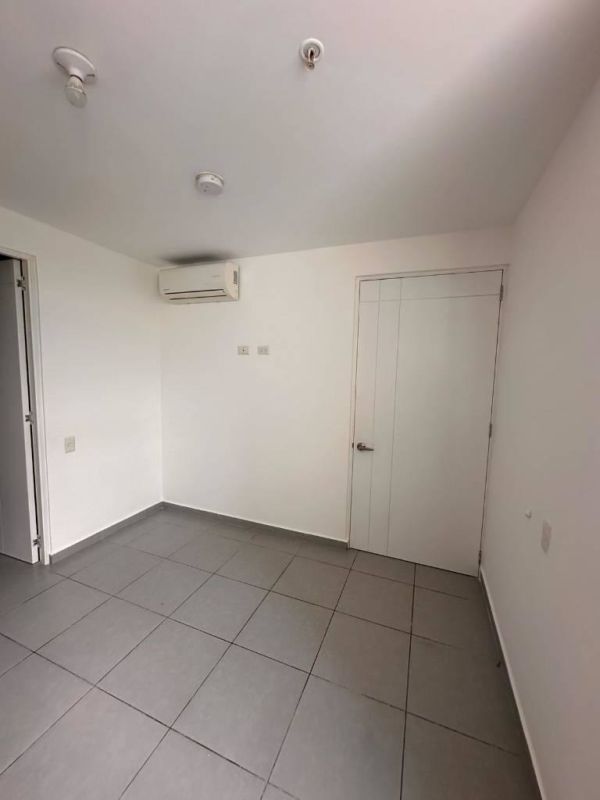 Bathroom with granite counter, walk-in shower in PH Aviñón Tower Panama apartment