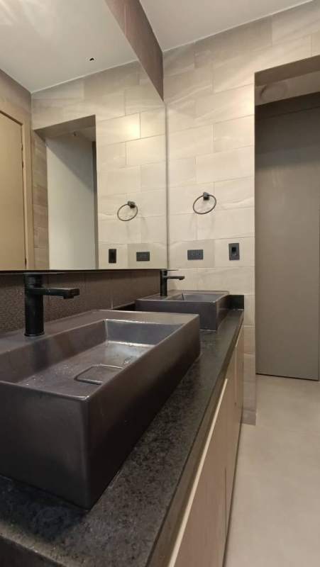 Bathroom with double sinks, mirror, and modern fixtures in PH Victory Wellness Panama City