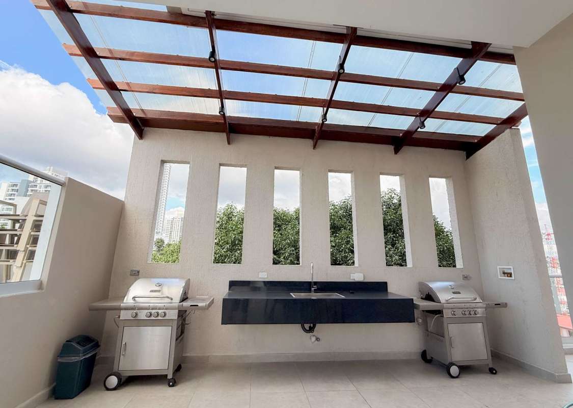 Contemporary apartment kitchen with granite countertop and natural lighting PH Metropolitan Tower Panama