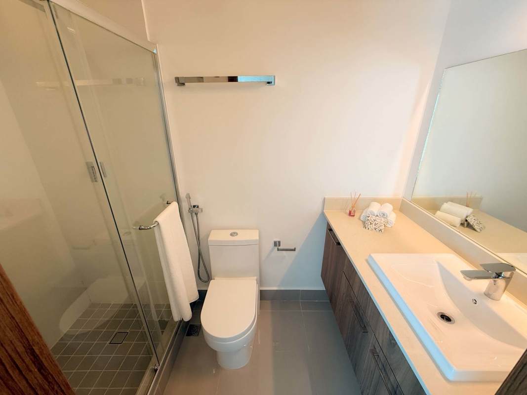 Rooftop swimming pool with stunning Panama skyline at PH Metropolitan Tower Via España