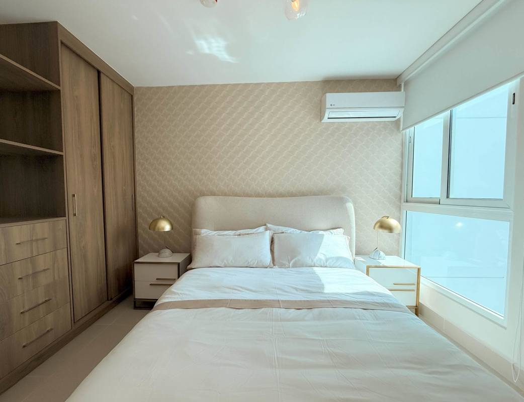 Coworking area with skyline views at PH Metropolitan Tower Via España Panama