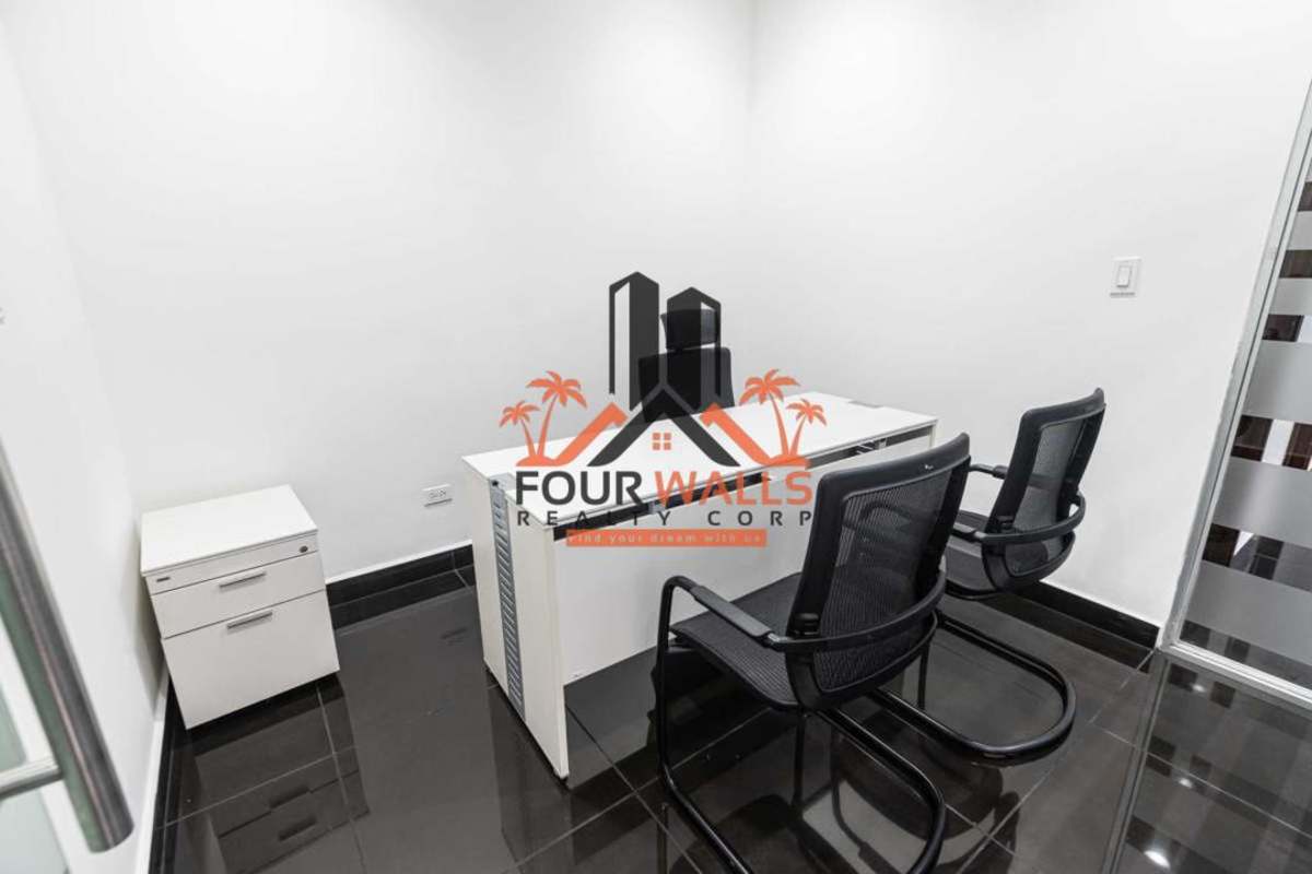 Office meeting room with panoramic city skyline views and glass partitions in PH Office One Panama