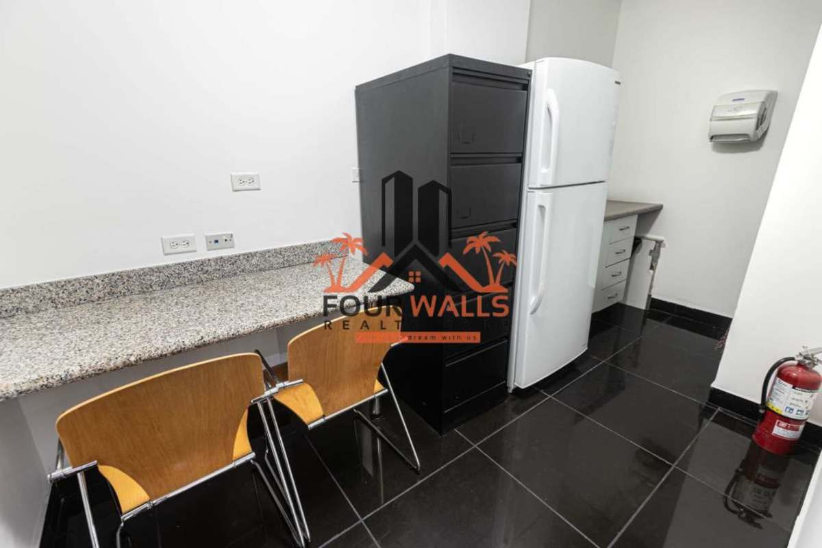 Reception with modern design, visitor seating and signage options in PH Office One Panama