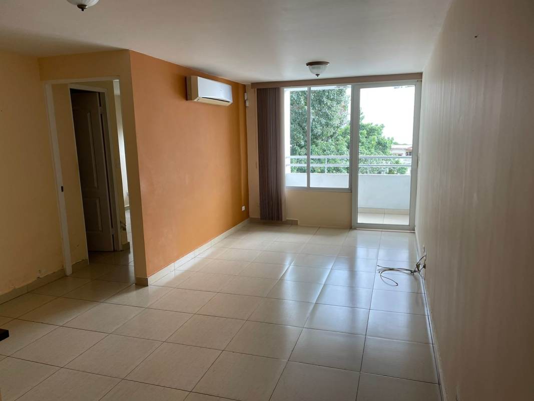 Bedroom with closet, split AC, tiled floor, window blinds PH Sunflower Panama