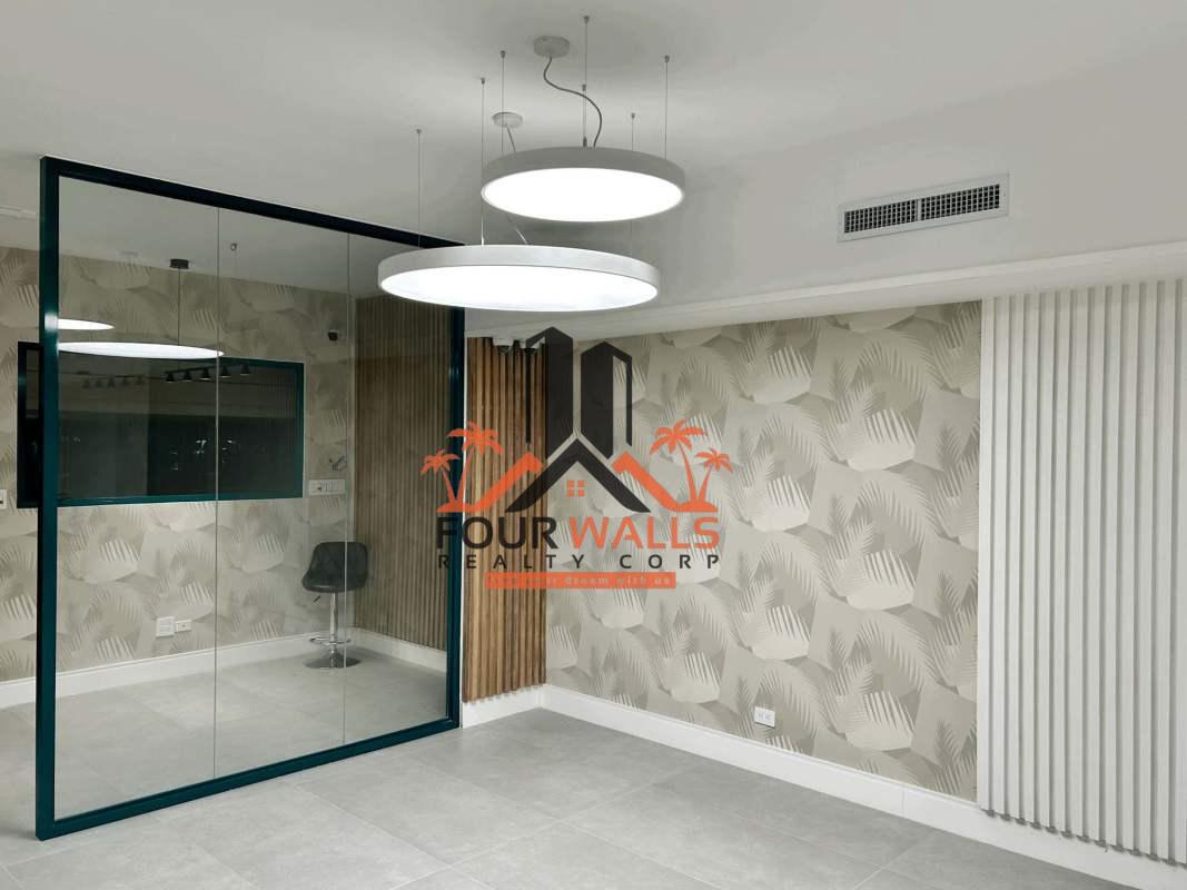 Spacious office interior with mirrored walls and wood accents PH Ejecutivo Panama City
