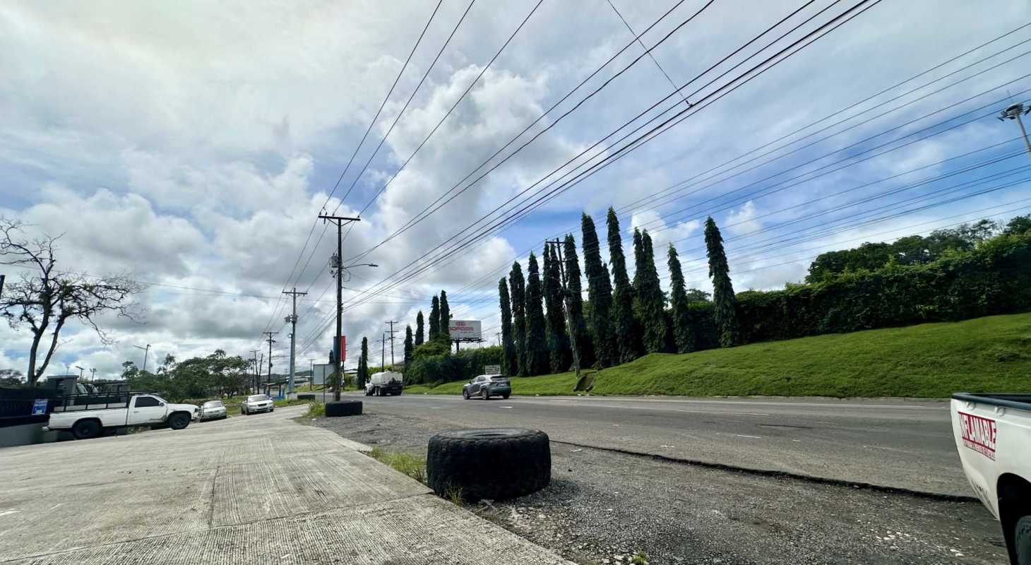 Main highway frontage with commercial property Panama