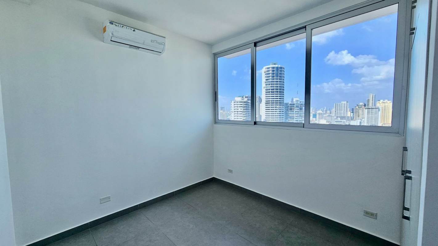 Furnished master bedroom with AC and closet in PH La Cresta Bella Vista Panama City