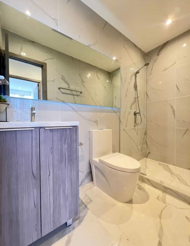 Contemporary bathroom with marble tiles and walk-in shower in PH Amazonas Panama City
