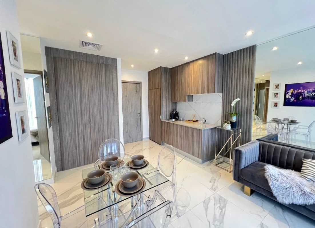 Modern kitchen with wood cabinetry marble backsplash in PH Amazonas Panama