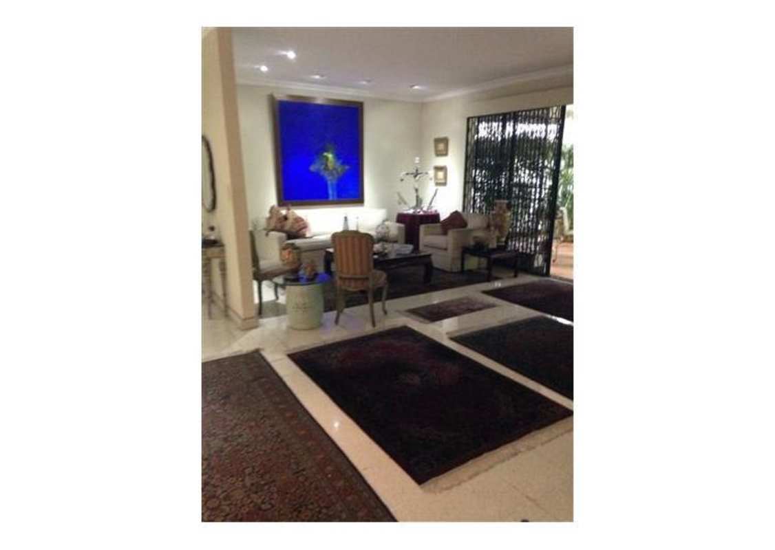 Spacious interior living that can serve as office or reception area in commercial property San Francisco Panama