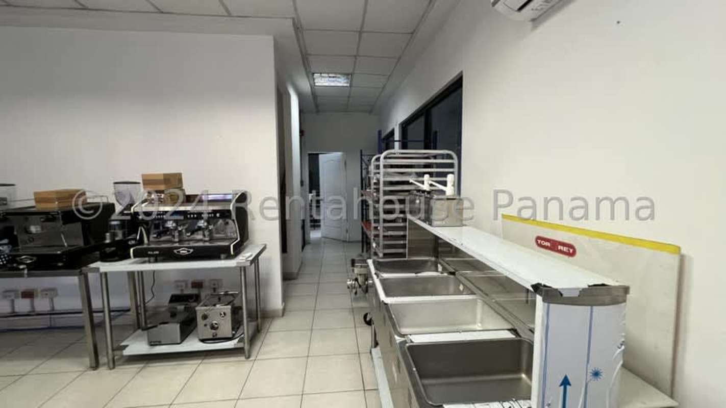 Commercial office showroom space mezzanine warehouse Las Mañanitas Panama