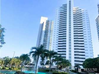 Jacuzzi, spa pool and beach bar facilities overlooking ocean at PH Bahía Panama